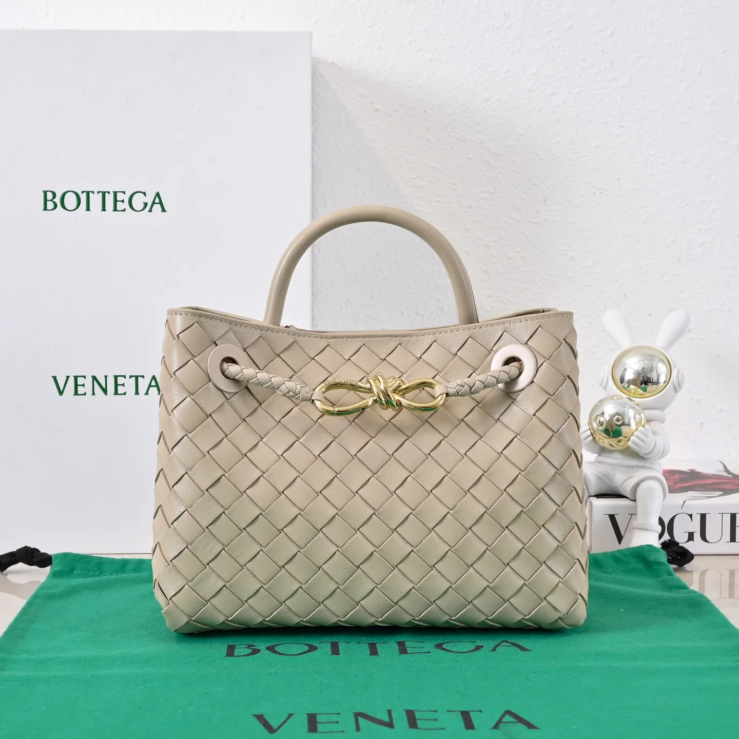 Batch 1860 B's 2023 spring and summer new style continues the brand's woven pattern style with detailed metal knot switch buckles. This time, the shoulder straps are also made into tube weaves, showing different craftsmanship. The carrying method is versatile to create more different styles. Intrecciato woven leather small handbag, equipped with sliding crossbody strap. Internal compartments, including 1 zipper pocket and 2 open pockets. Magnetic buckle closure. Size: 25*20*10cm Model: 7463#